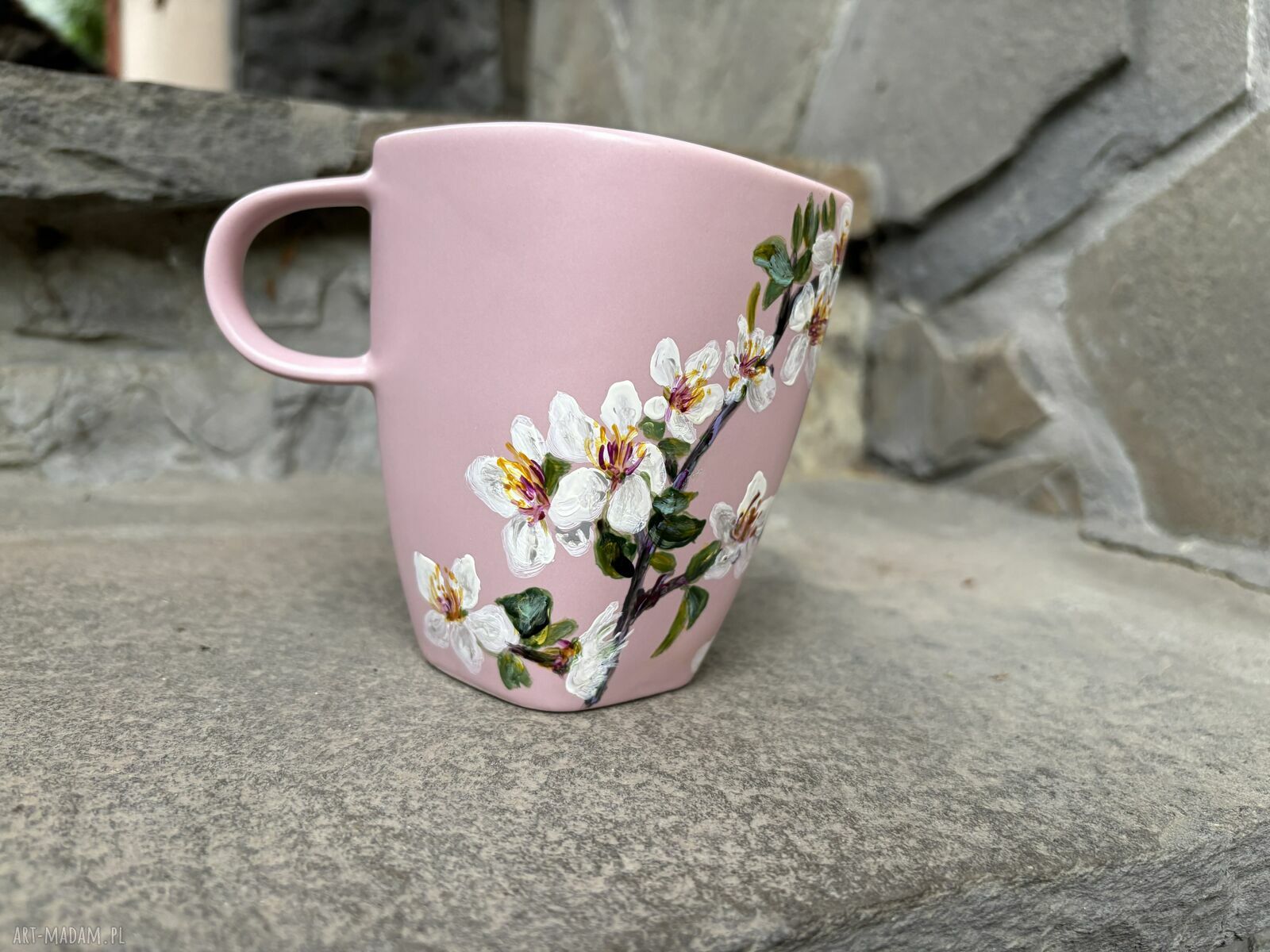 Różowy porcelanowy kubek 350 ml - ręcznie malowane kwiaty wiśni