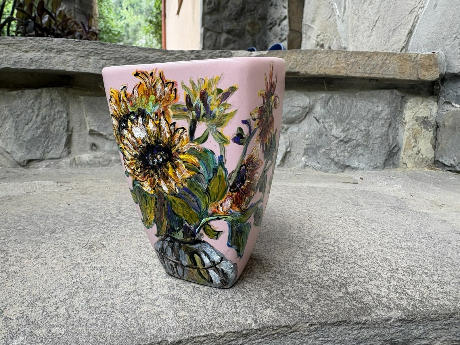 Różowy porcelanowy kubek ręcznie malowany w słoneczniki - 350 ml