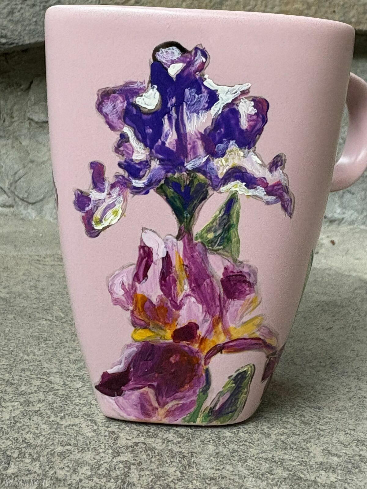 Różowy porcelanowy kubek 350 ml - Irysy malowane ręcznie
