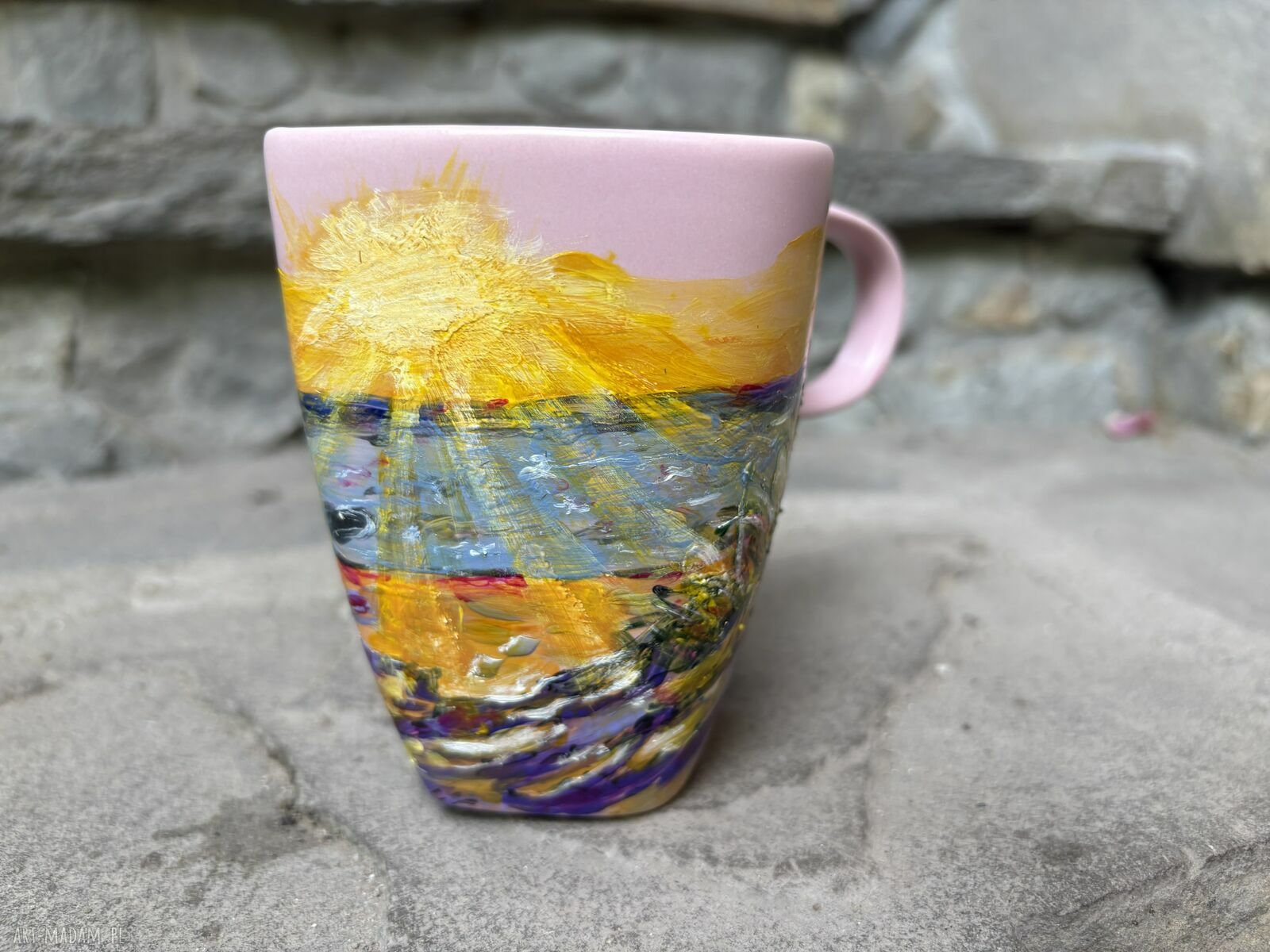 Różowy porcelanowy kubek ręcznie malowany - Zachód słońca nad morzem (350 ml)