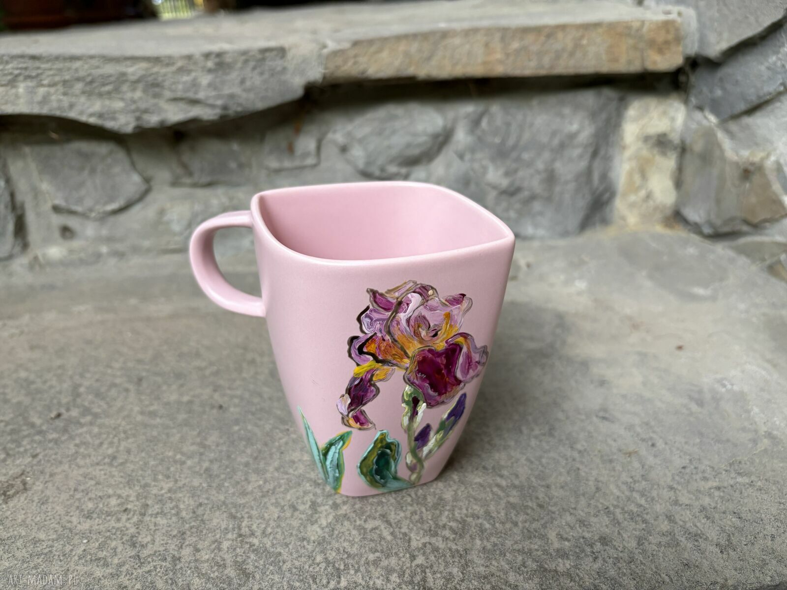 Różowy porcelanowy kubek 350 ml - Irysy malowane ręcznie