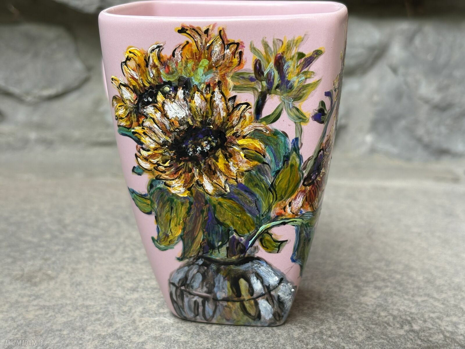 Różowy porcelanowy kubek ręcznie malowany w słoneczniki - 350 ml