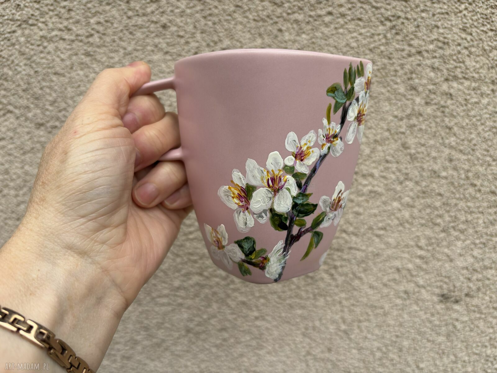 Różowy porcelanowy kubek 350 ml - ręcznie malowane kwiaty wiśni