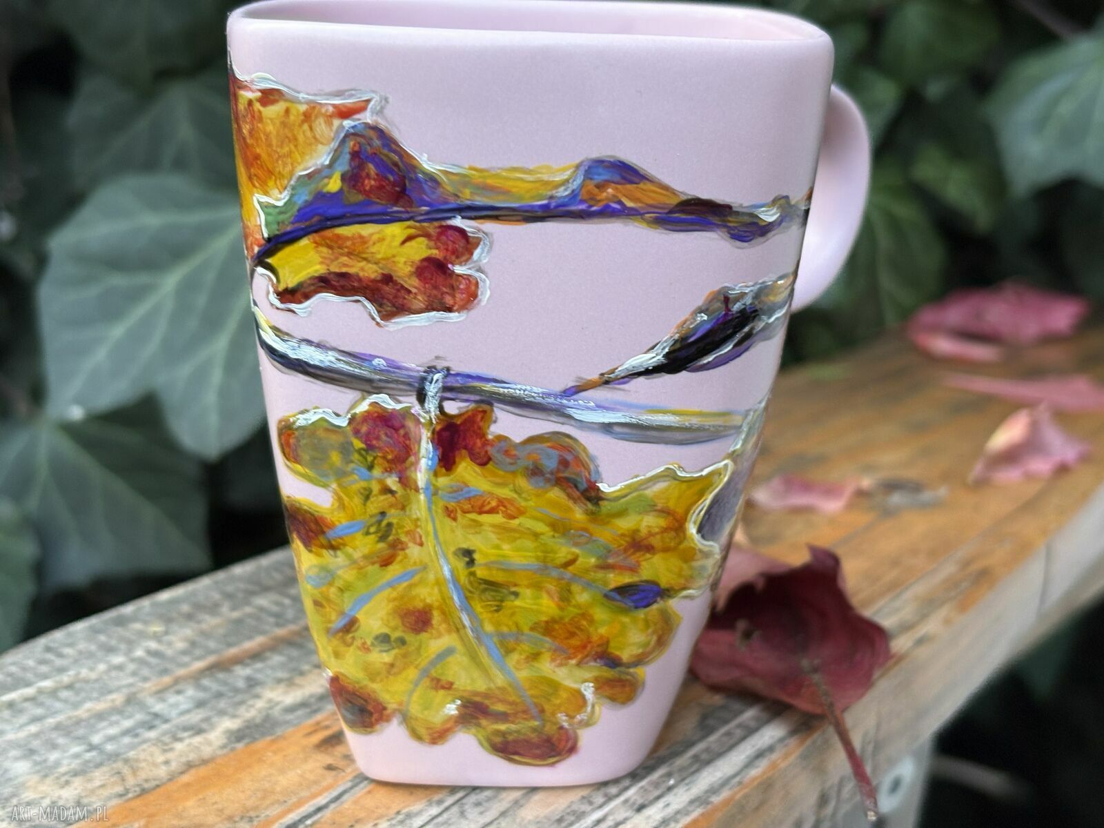Różowy porcelanowy kubek ręcznie malowany Jesienne liście