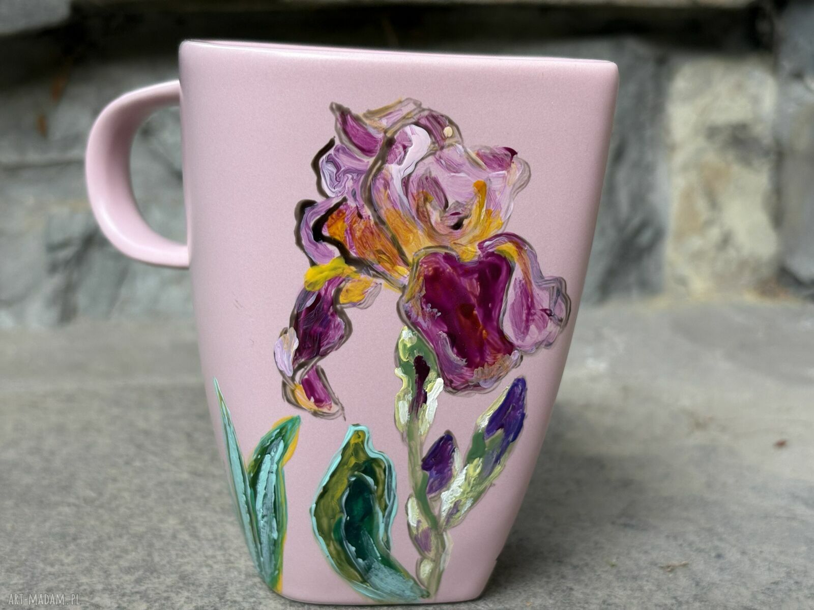 Różowy porcelanowy kubek 350 ml - Irysy malowane ręcznie