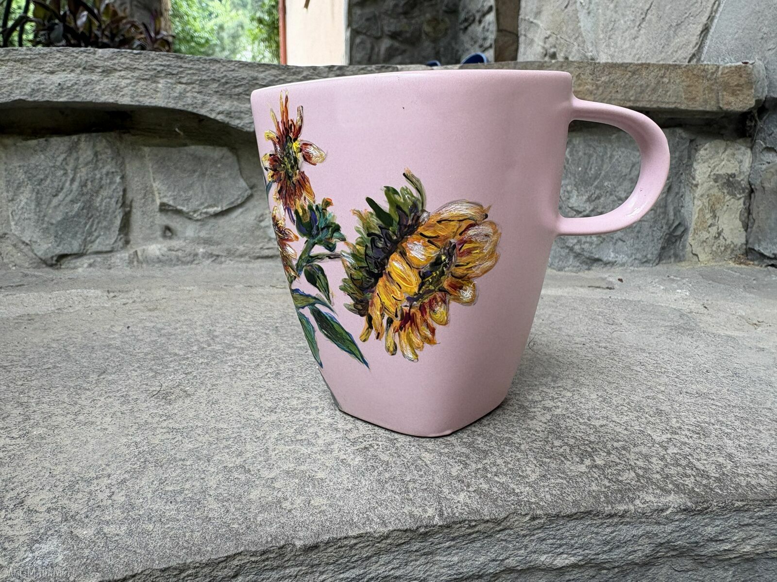 Różowy porcelanowy kubek ręcznie malowany w słoneczniki - 350 ml