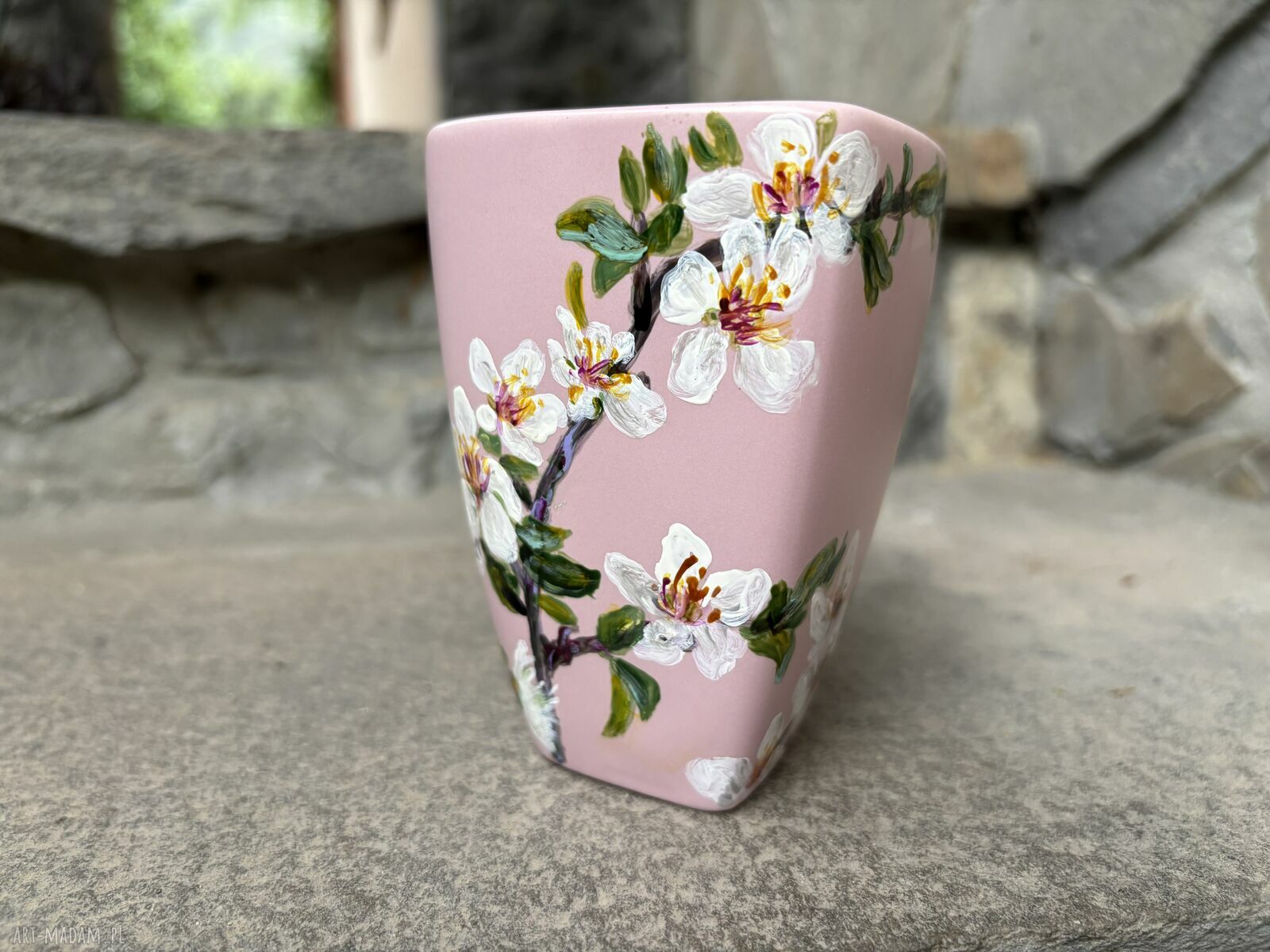 Różowy porcelanowy kubek 350 ml - ręcznie malowane kwiaty wiśni