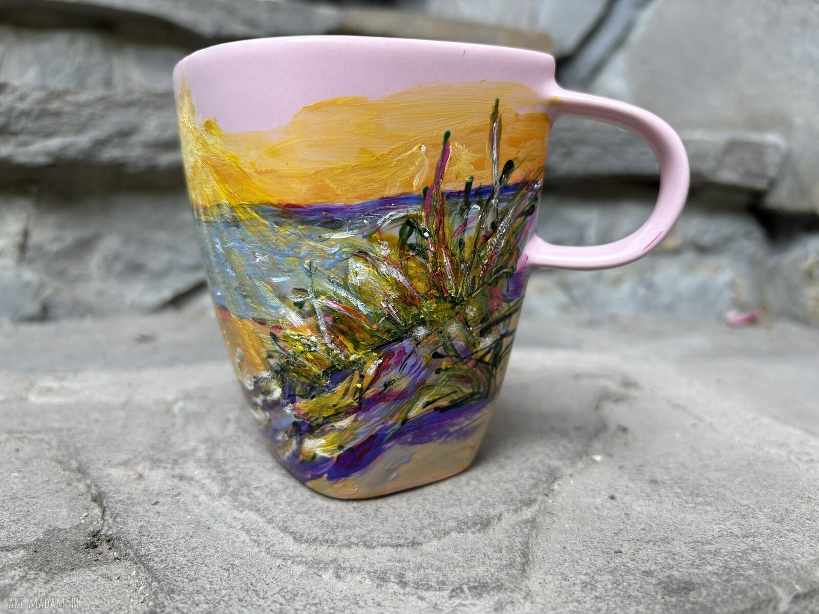 Różowy porcelanowy kubek ręcznie malowany - Zachód słońca nad morzem (350 ml)