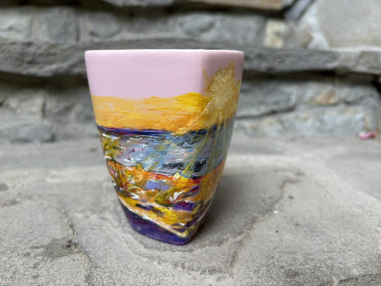 Różowy porcelanowy kubek ręcznie malowany - Zachód słońca nad morzem (350 ml)