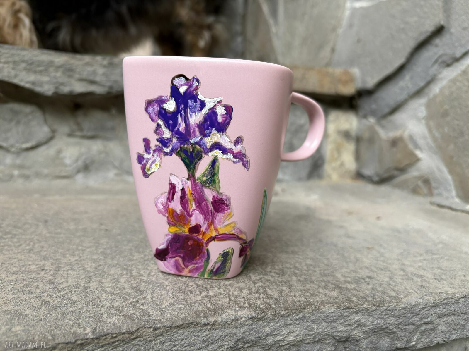 Różowy porcelanowy kubek 350 ml - Irysy malowane ręcznie