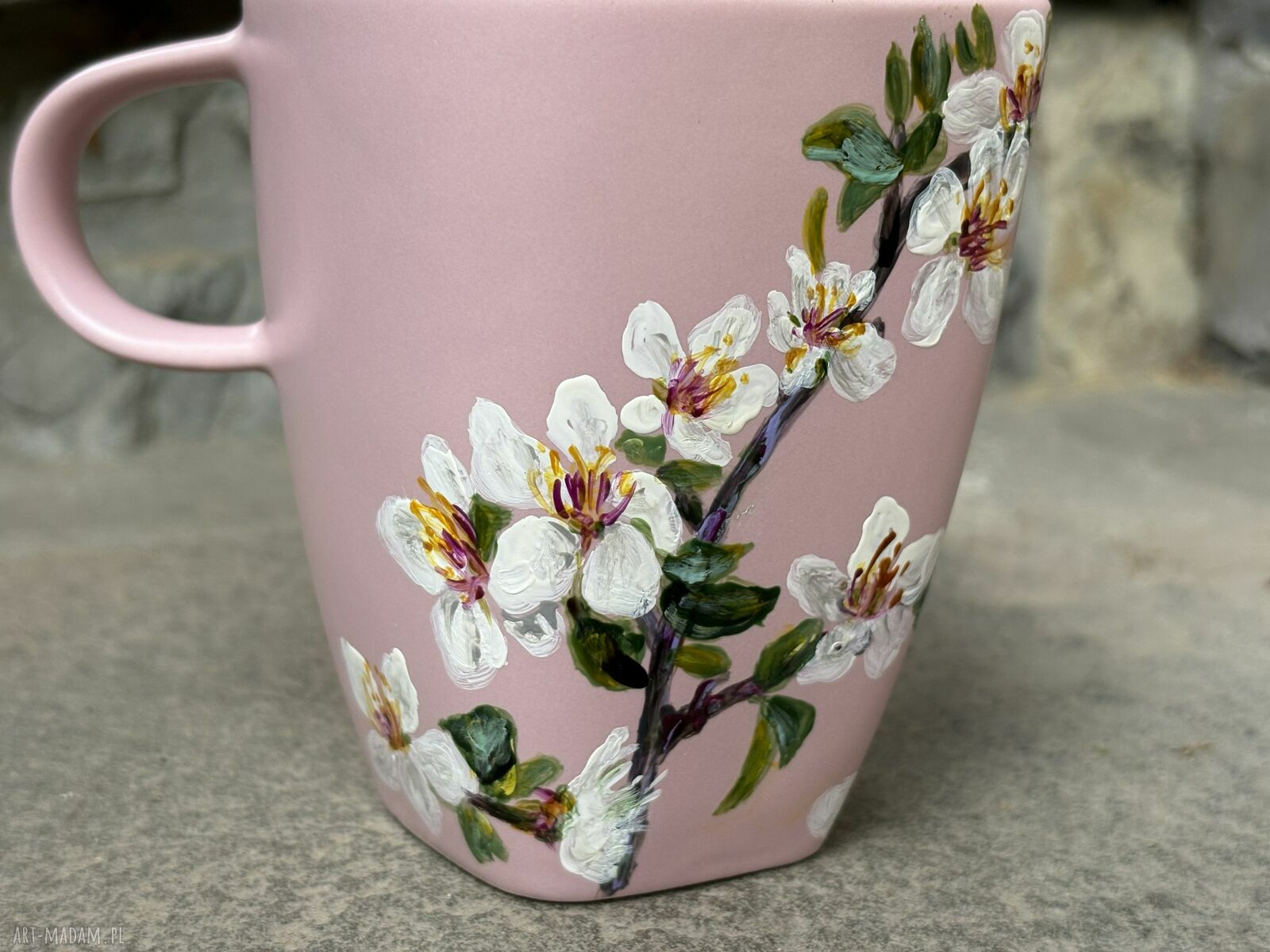 Różowy porcelanowy kubek 350 ml - ręcznie malowane kwiaty wiśni