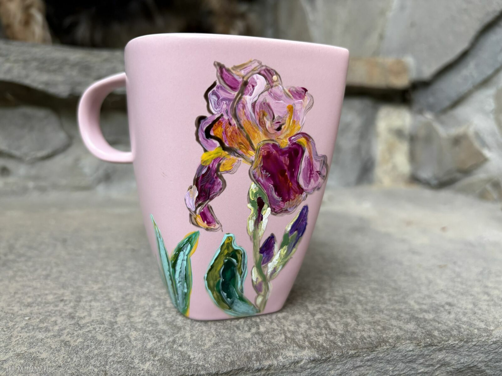 Różowy porcelanowy kubek 350 ml - Irysy malowane ręcznie