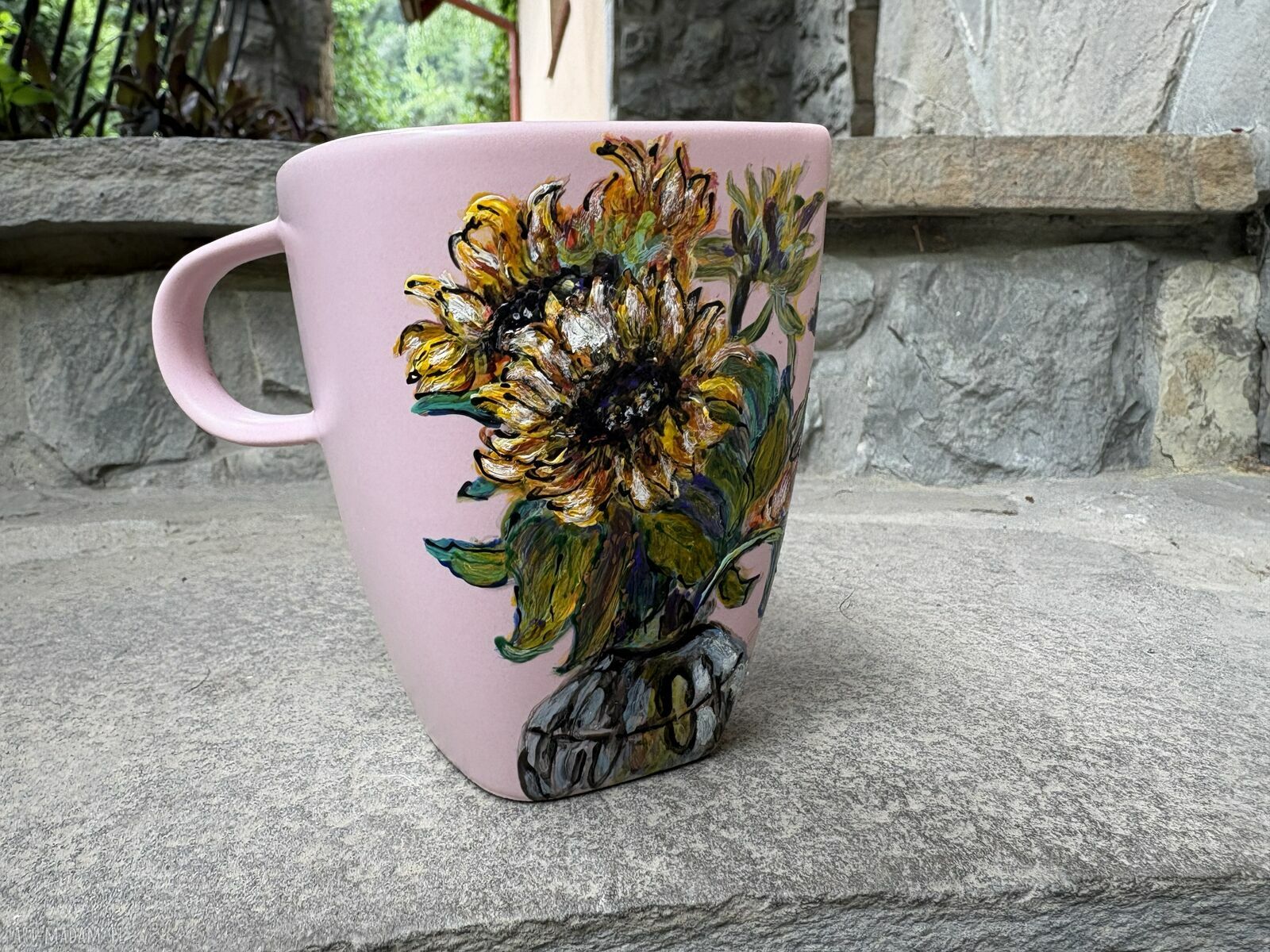 Różowy porcelanowy kubek ręcznie malowany w słoneczniki - 350 ml