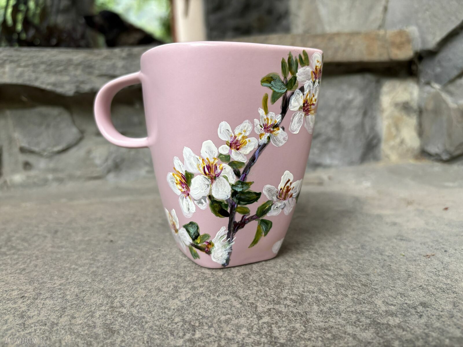 Różowy porcelanowy kubek 350 ml - ręcznie malowane kwiaty wiśni