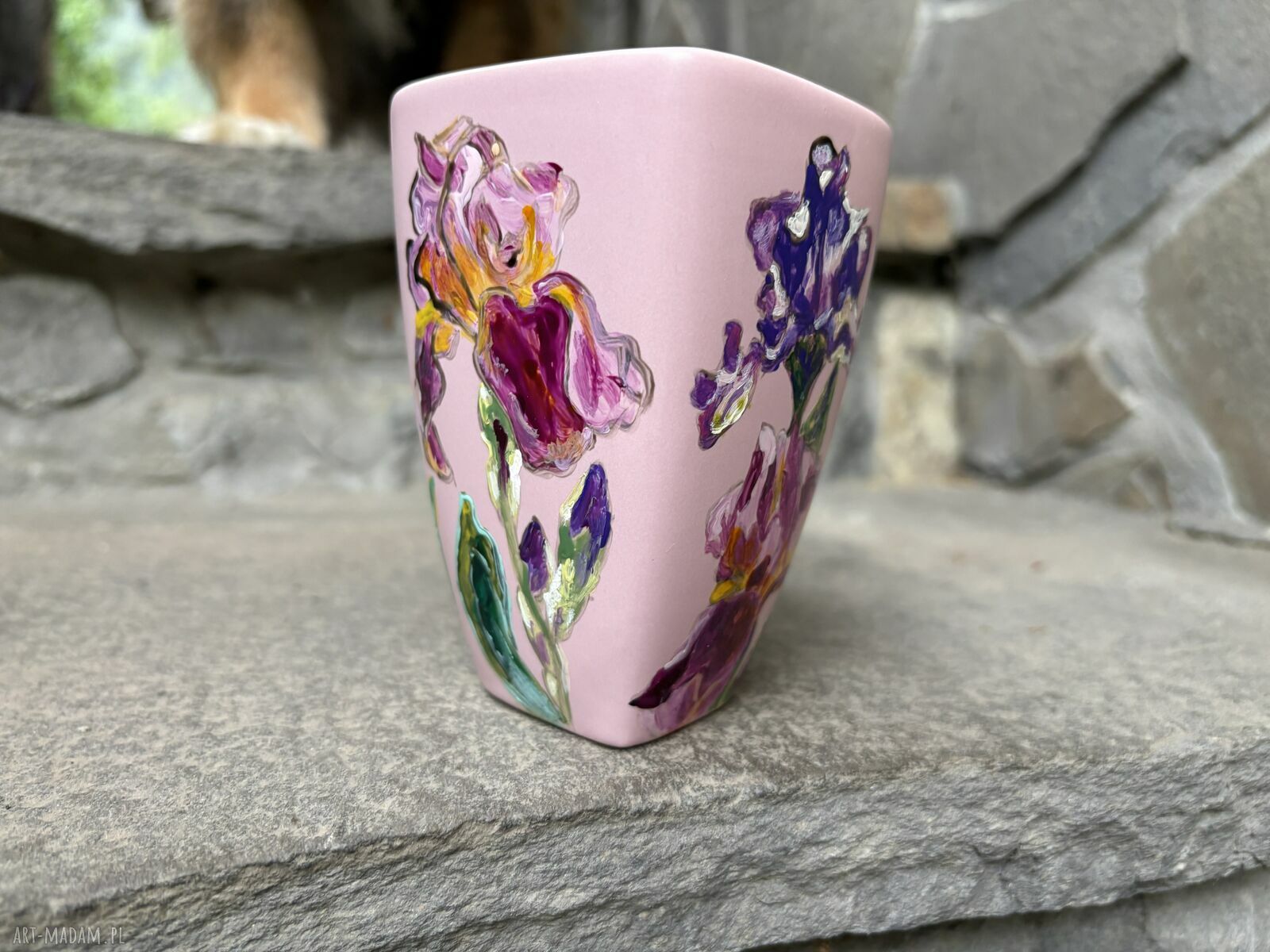 Różowy porcelanowy kubek 350 ml - Irysy malowane ręcznie