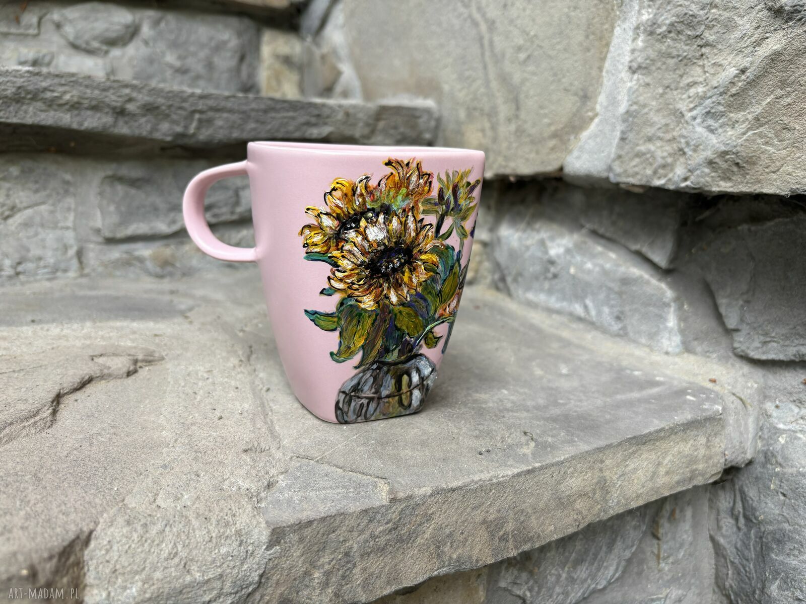 Różowy porcelanowy kubek ręcznie malowany w słoneczniki - 350 ml