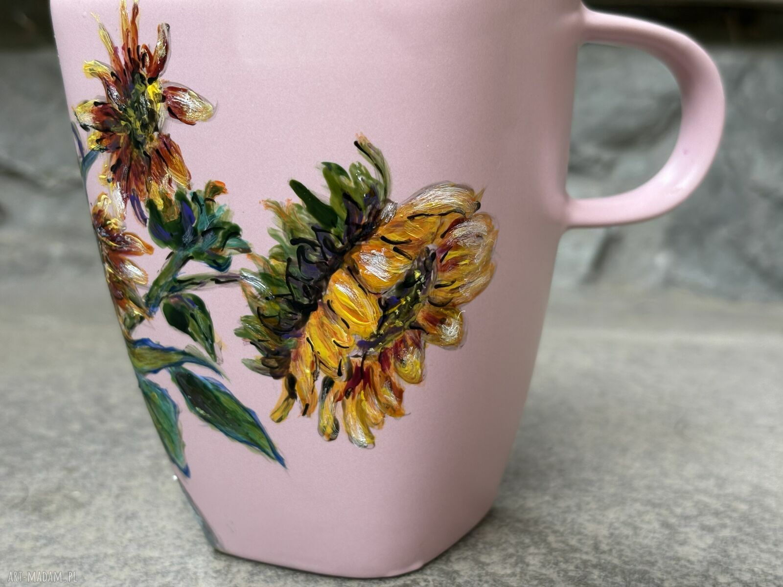 Różowy porcelanowy kubek ręcznie malowany w słoneczniki - 350 ml
