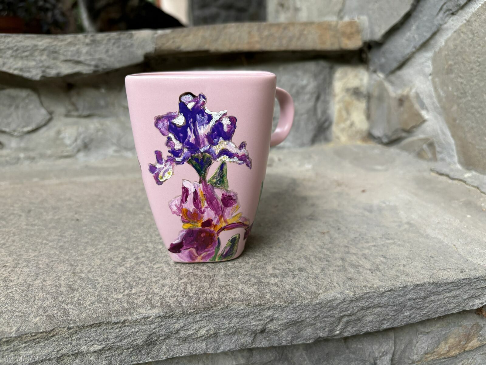 Różowy porcelanowy kubek 350 ml - Irysy malowane ręcznie