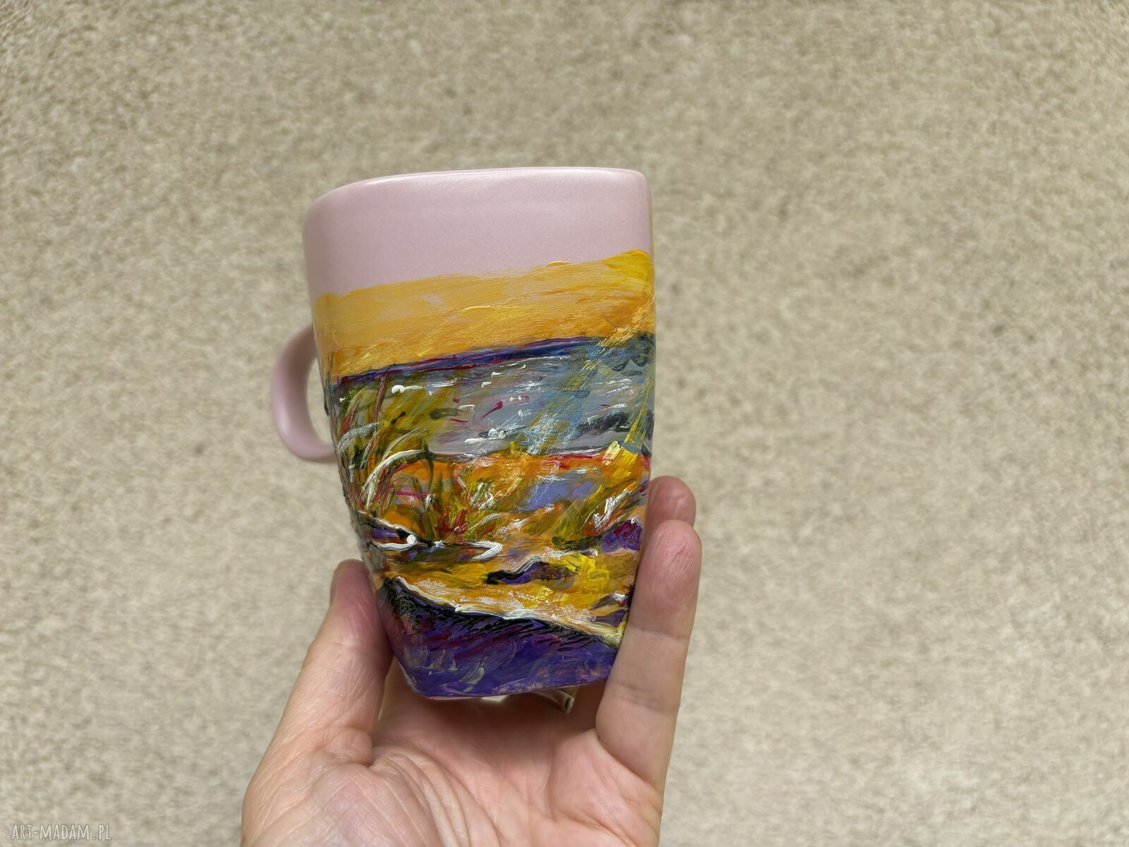 Różowy porcelanowy kubek ręcznie malowany - Zachód słońca nad morzem (350 ml)