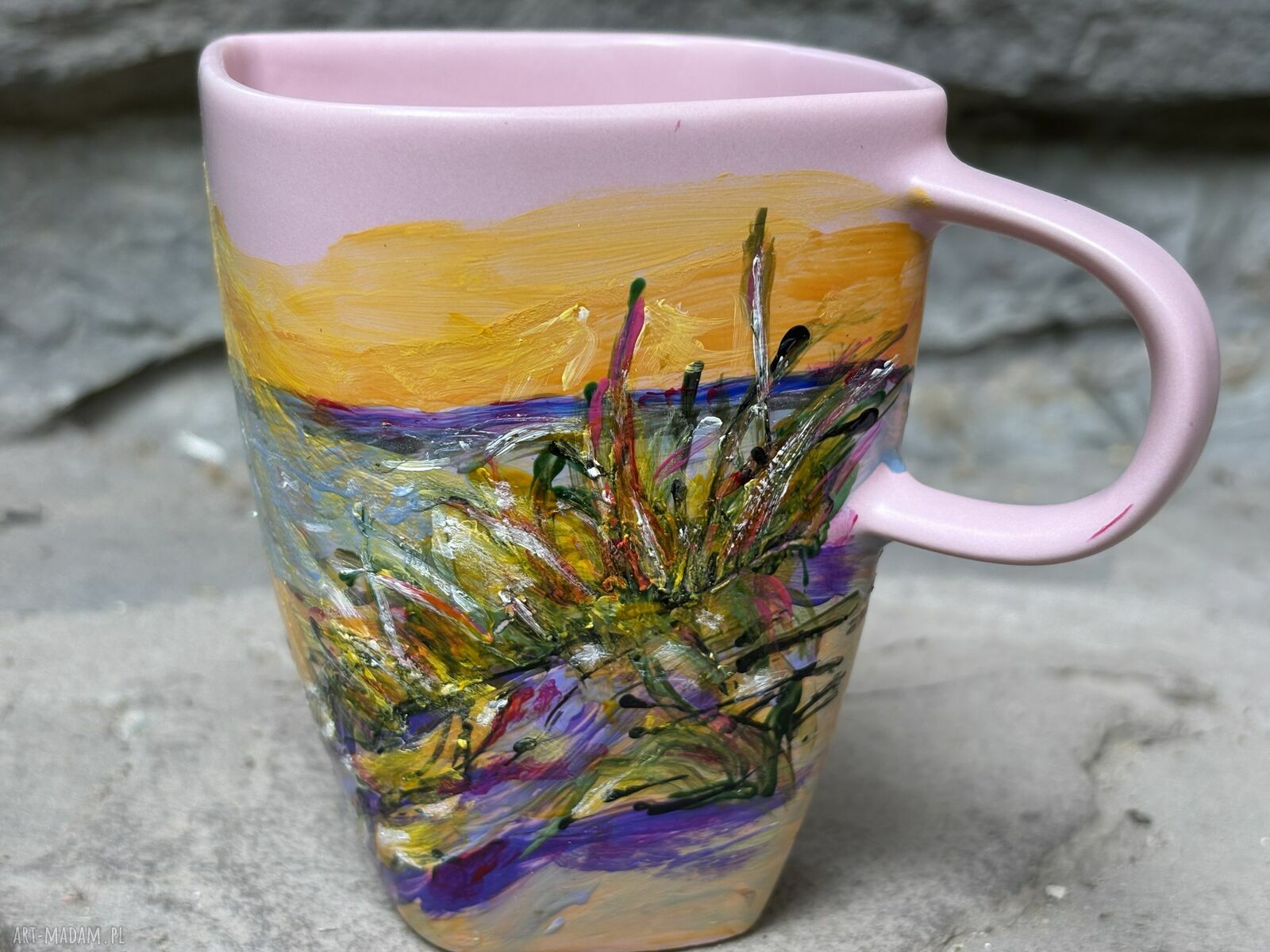 Różowy porcelanowy kubek ręcznie malowany - Zachód słońca nad morzem (350 ml)
