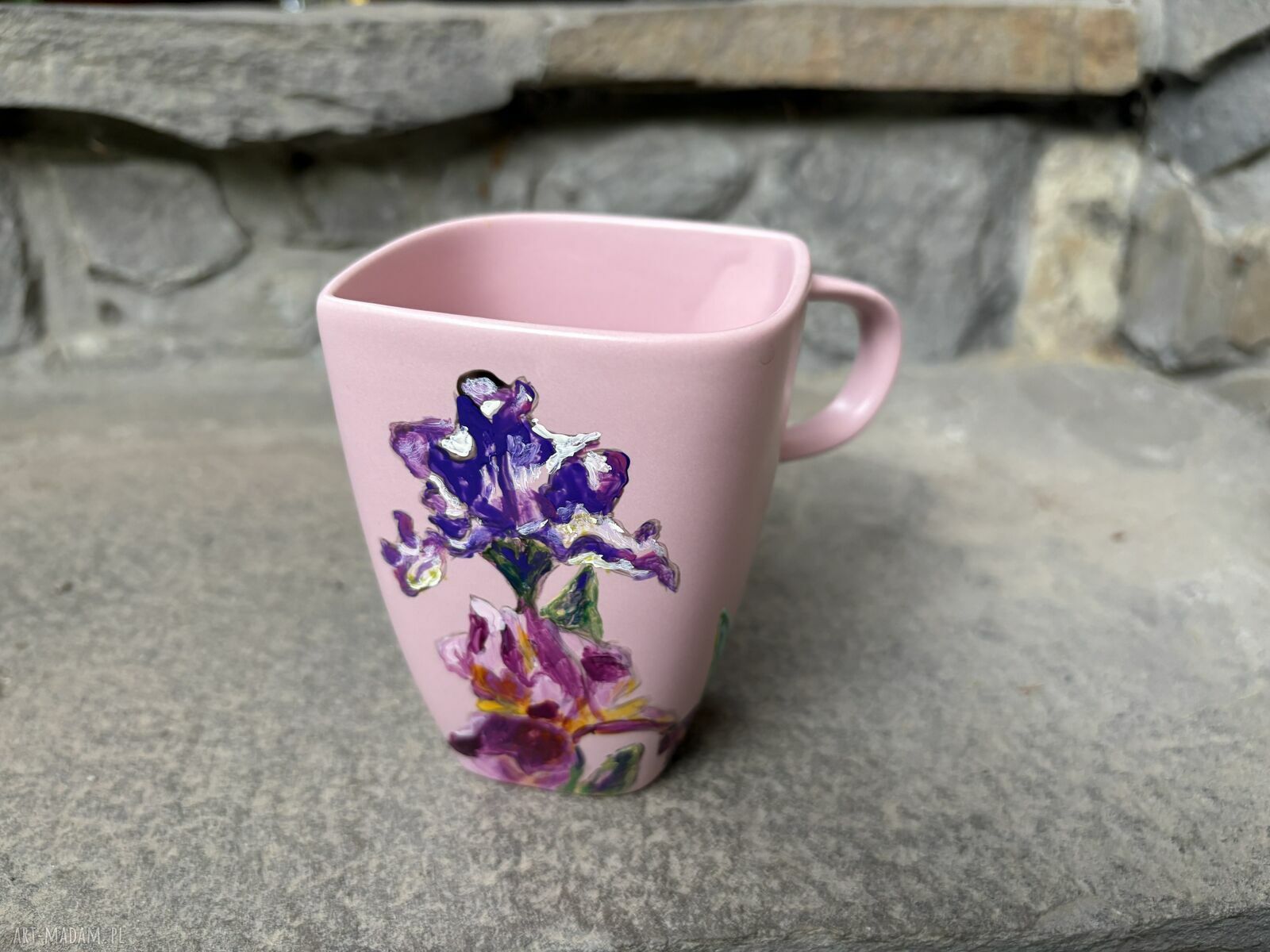 Różowy porcelanowy kubek 350 ml - Irysy malowane ręcznie