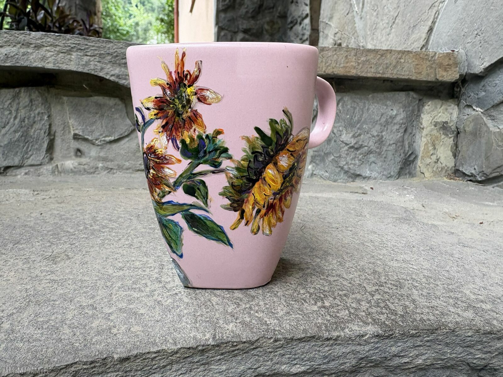 Różowy porcelanowy kubek ręcznie malowany w słoneczniki - 350 ml