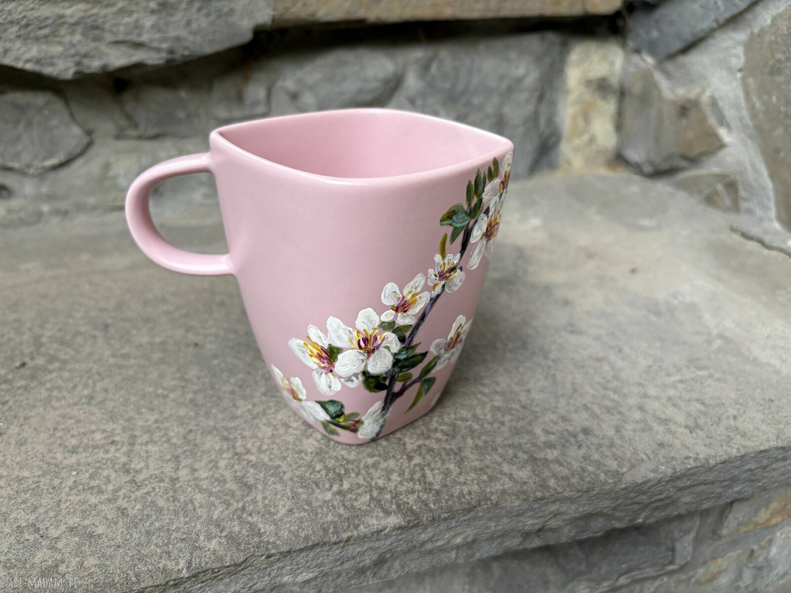 Różowy porcelanowy kubek 350 ml - ręcznie malowane kwiaty wiśni
