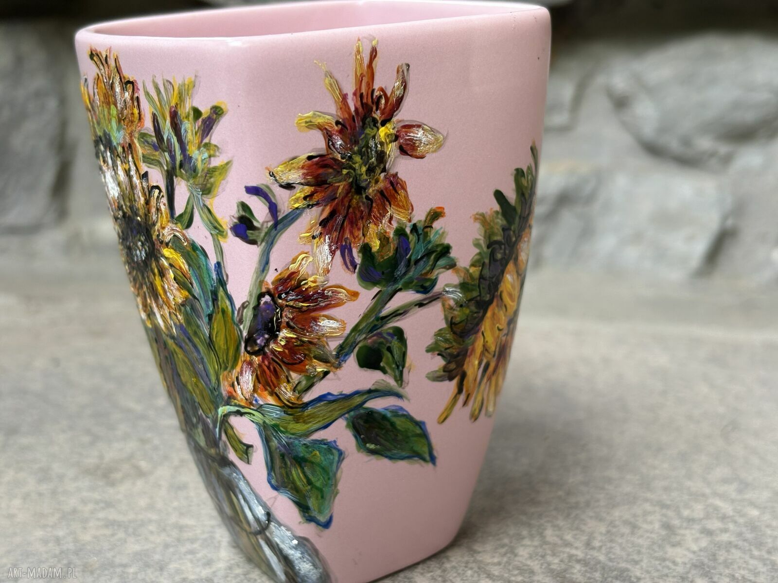 Różowy porcelanowy kubek ręcznie malowany w słoneczniki - 350 ml
