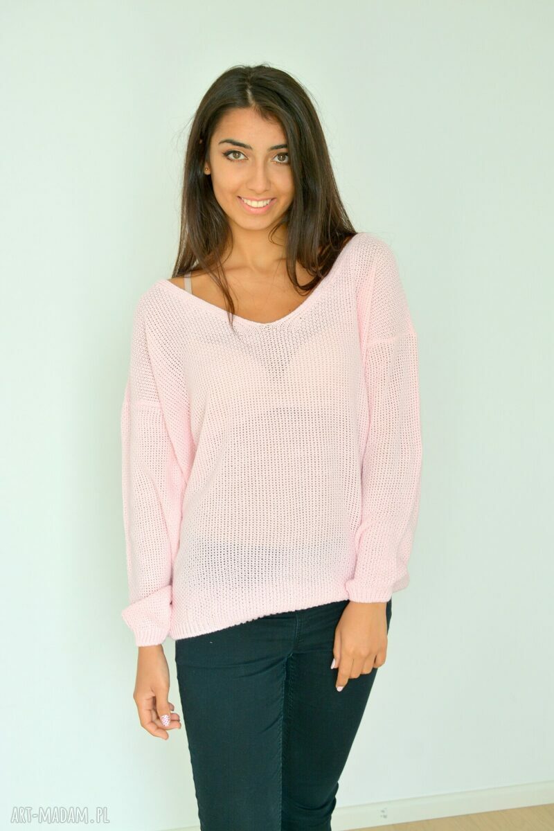 różowy sweter z dekoltem oversize