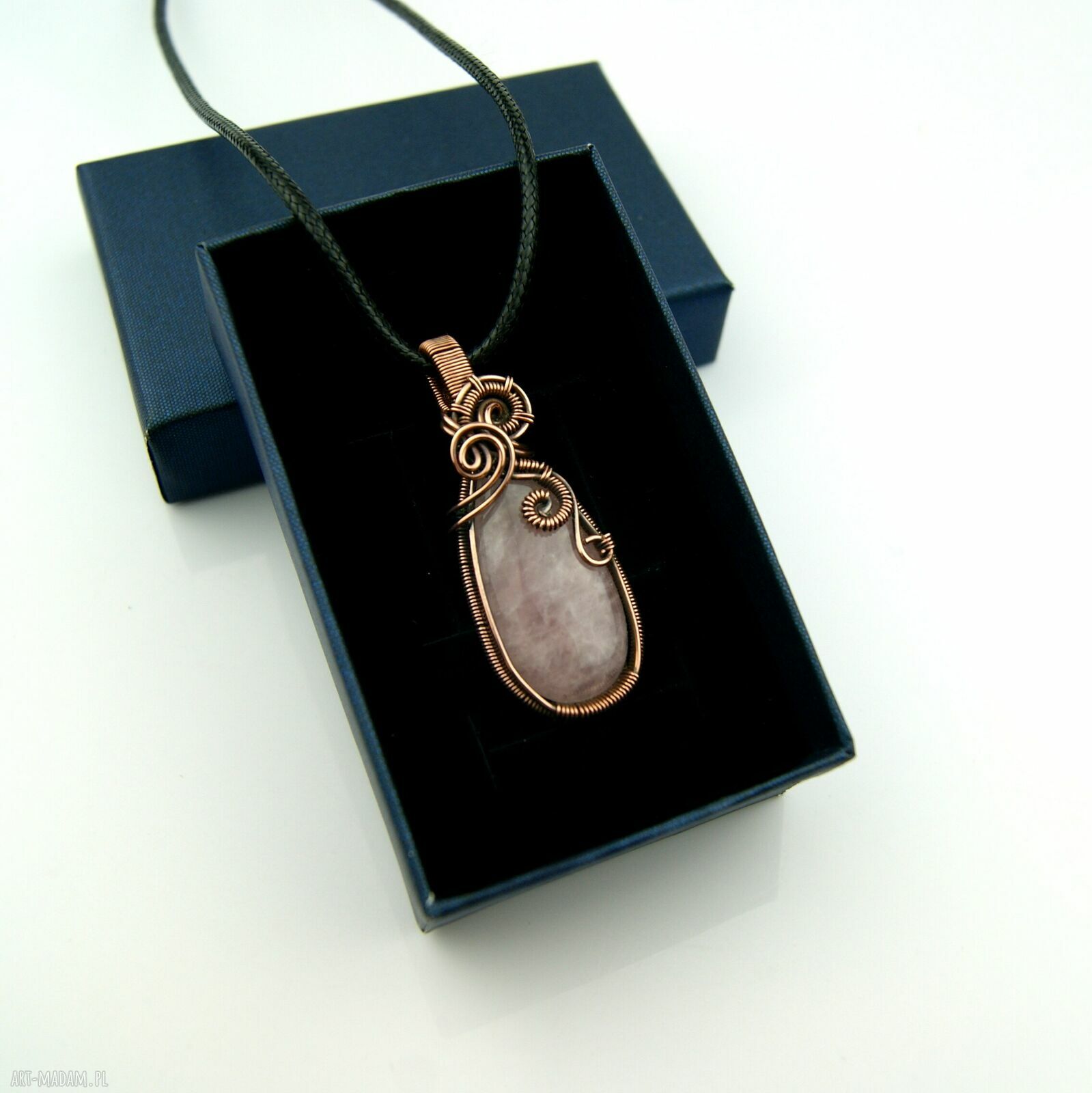 Wisiorek z różowym kwarcem w technice wire wrapping - miedziany handmade