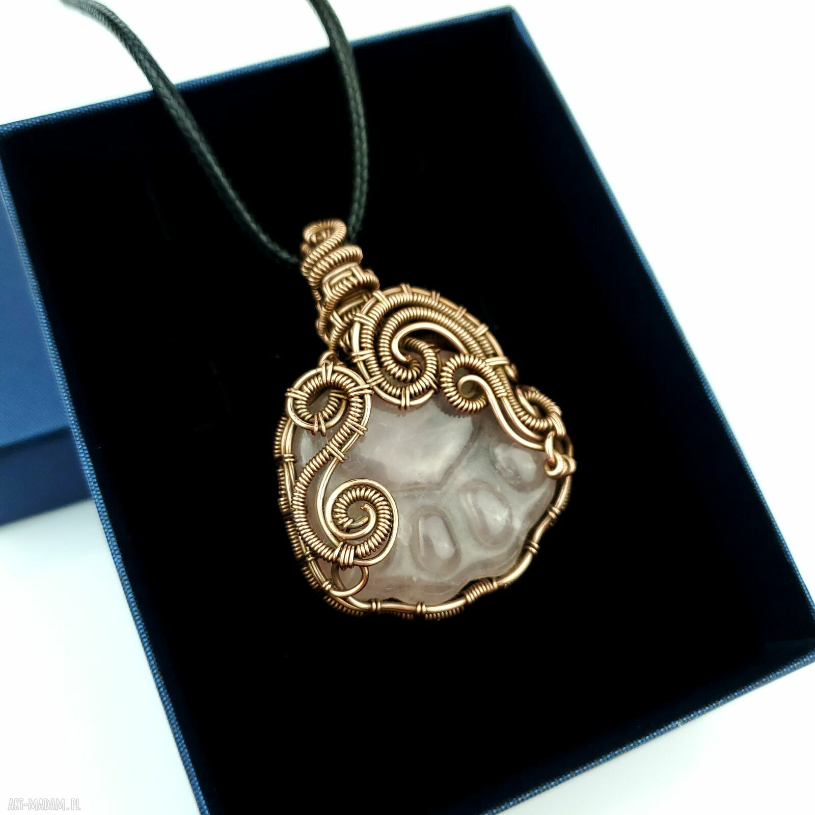 Wisiorek z różowym kwarcem w kształcie łapki - wire wrapping z oksydowanej miedzi