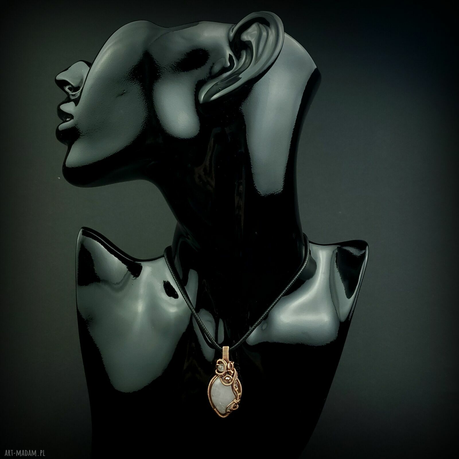 Wisiorek z różowym kwarcem w technice wire wrapping