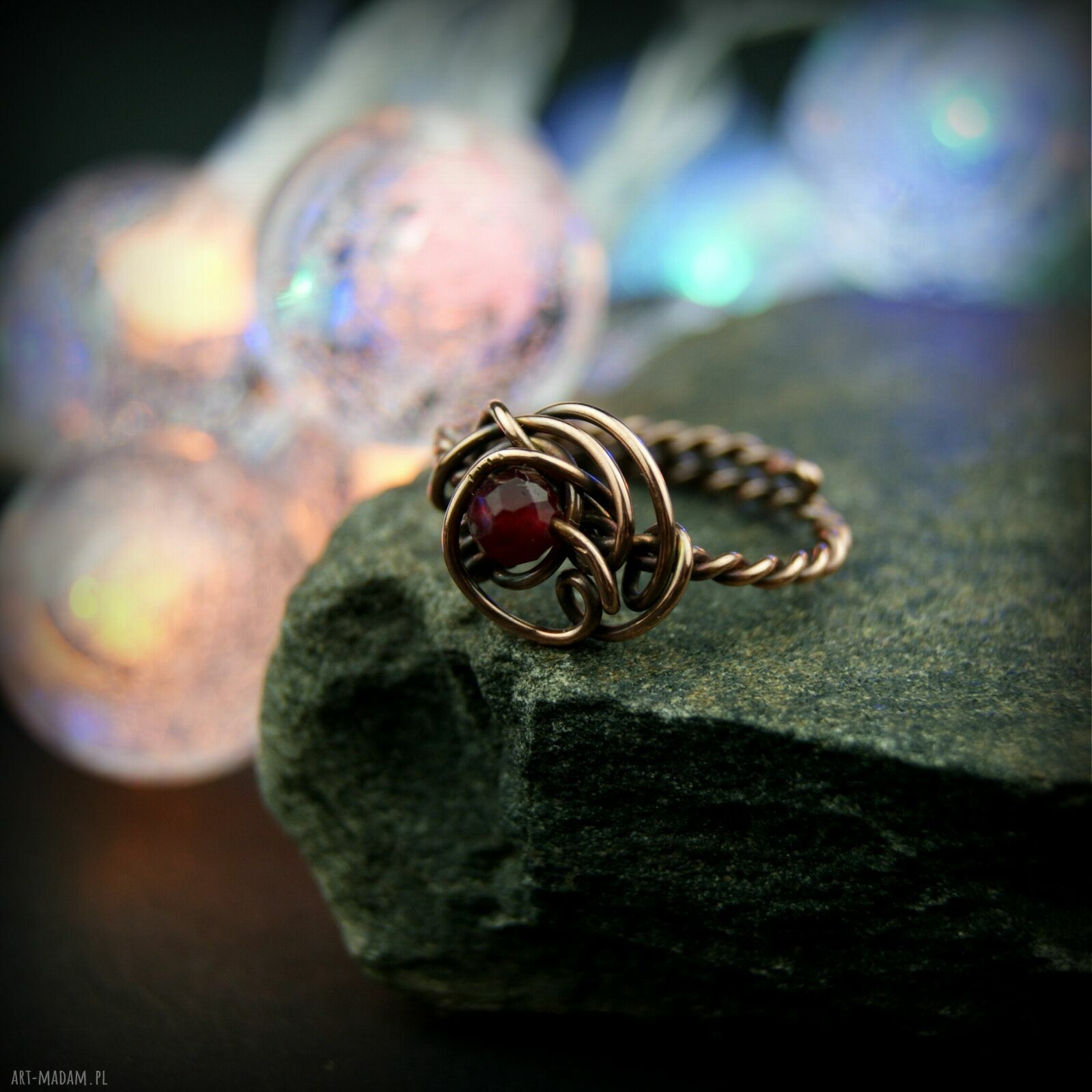 Rubinowy pierścionek z miedzi - regulowany i pełen charakteru (wire wrapping)