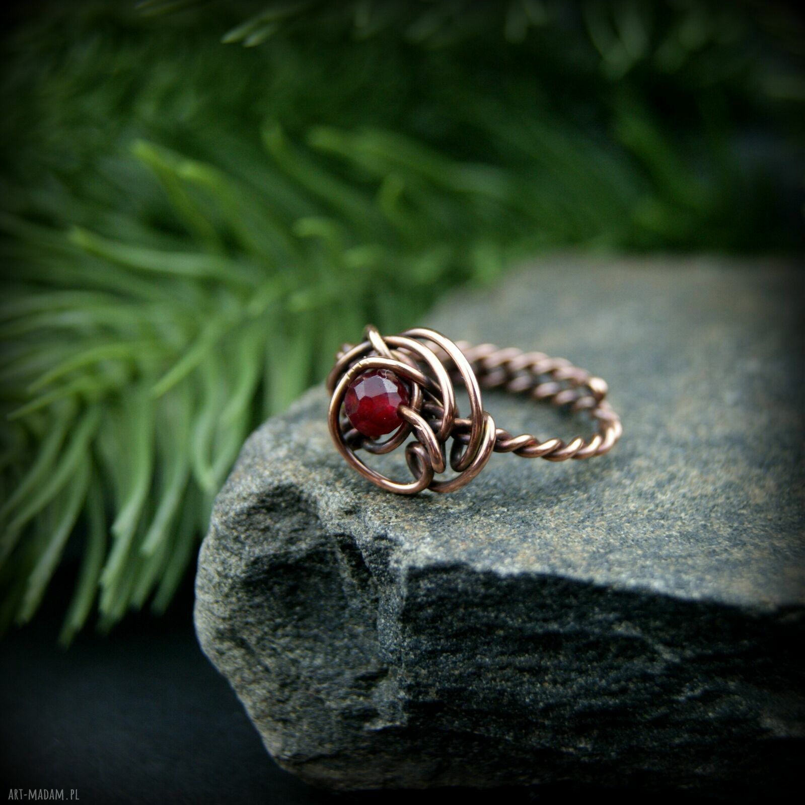 Rubinowy pierścionek z miedzi - regulowany i pełen charakteru (wire wrapping)