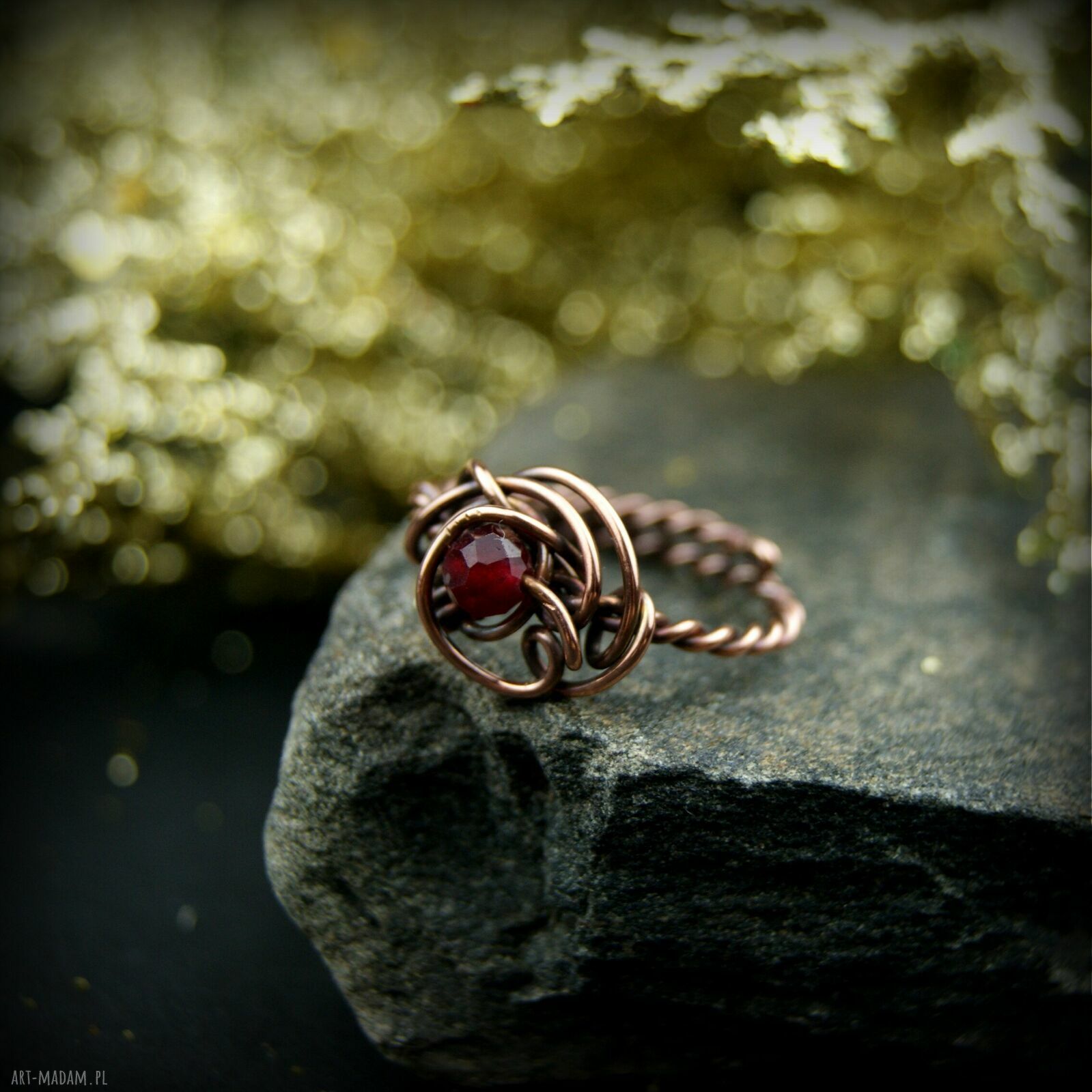Rubinowy pierścionek z miedzi - regulowany i pełen charakteru (wire wrapping)