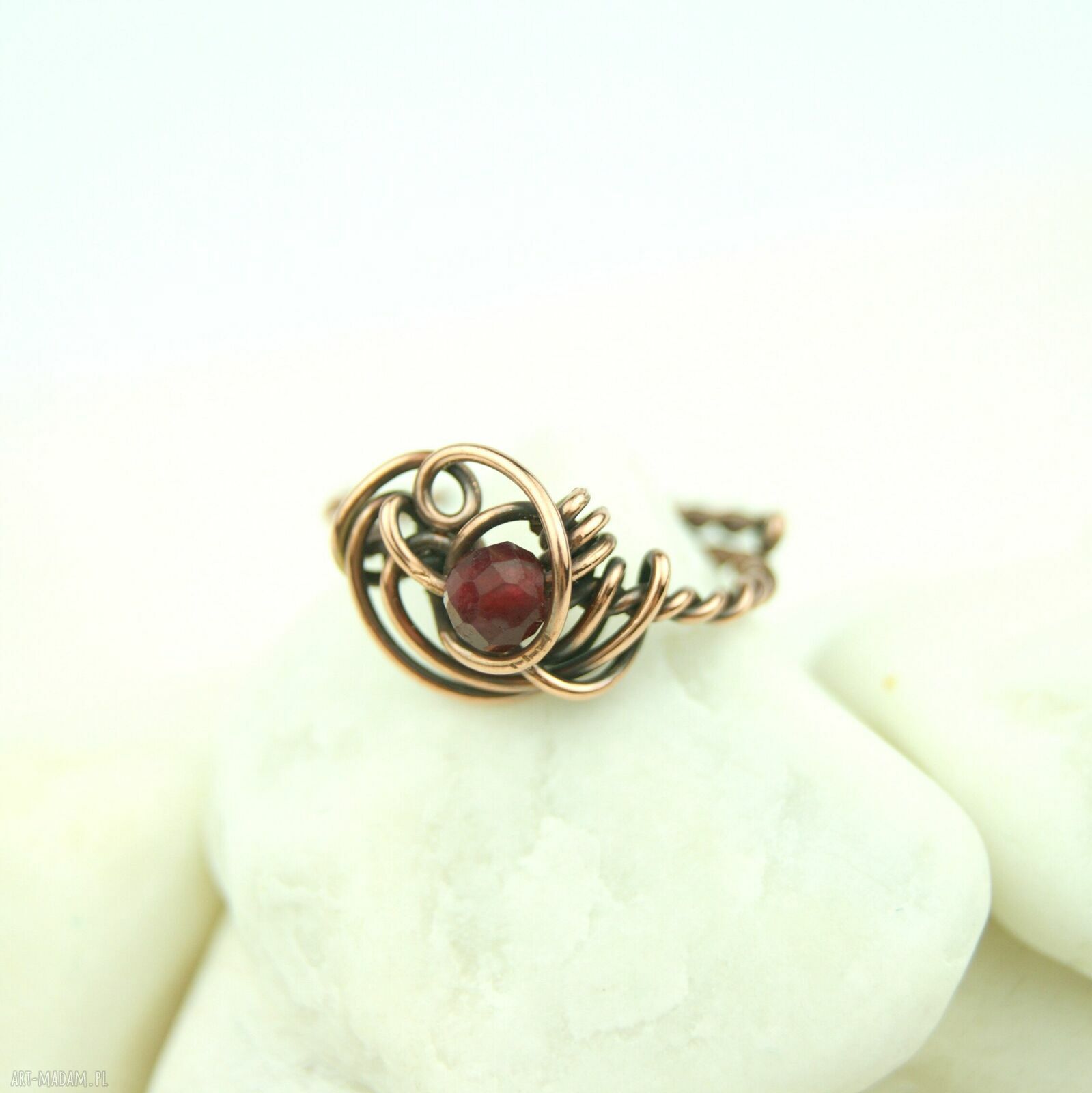Rubinowy pierścionek z miedzi - regulowany i pełen charakteru wire wrapping