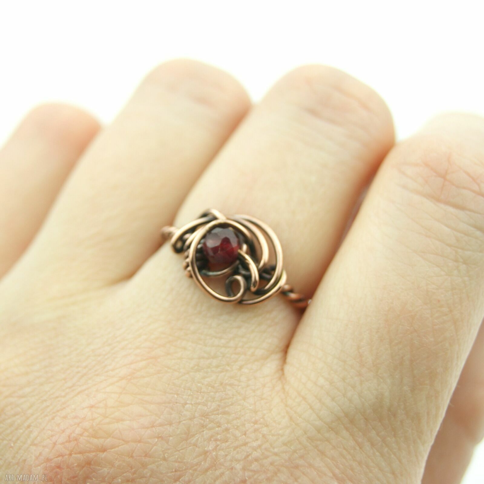 Rubinowy pierścionek z miedzi - regulowany i pełen charakteru (wire wrapping)