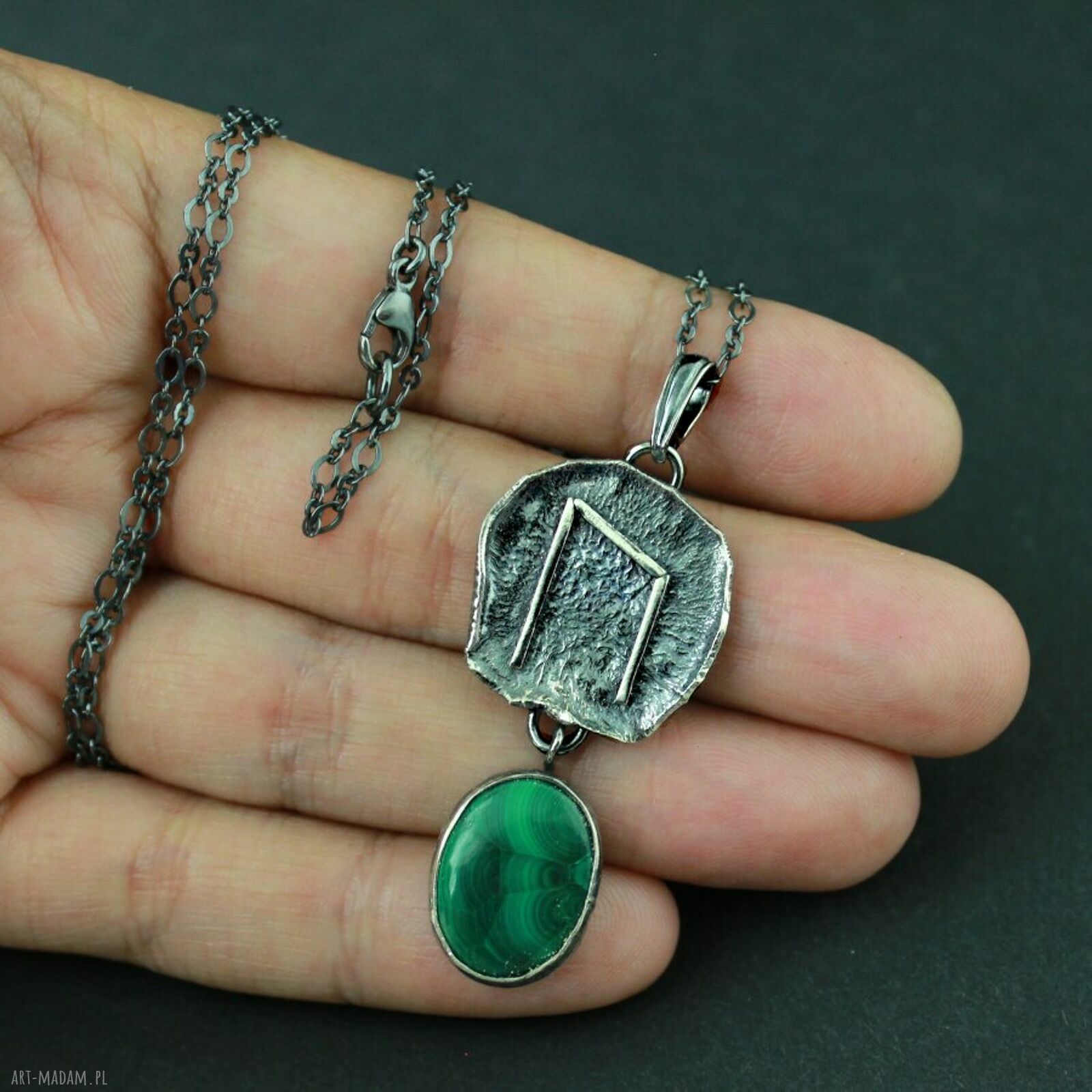 Runa Uruz z malachitem - oksydowany srebrny naszyjnik, ręcznie robiony amulet witalności