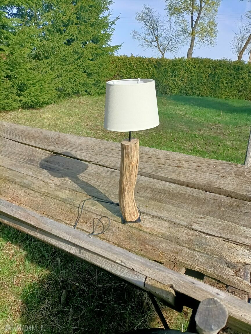 Rustykalna lampa na stolik - ręcznie robiona z drewna