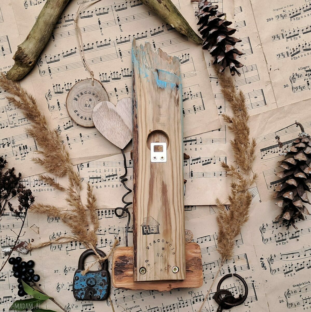 Rustykalny wieszak z białym domkiem i sercem - handmade do przedpokoju