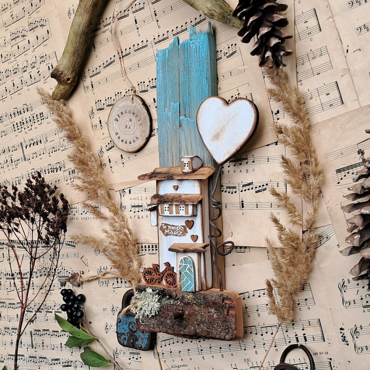 Rustykalny wieszak z białym domkiem i sercem - handmade do przedpokoju