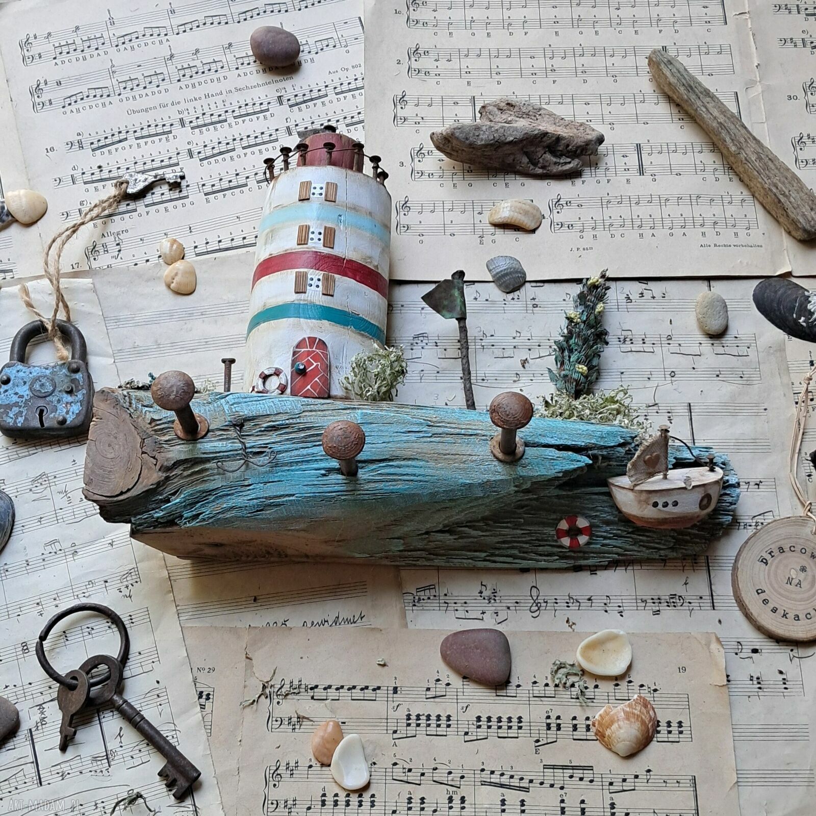 Rustykalny wieszak z latarnią morską