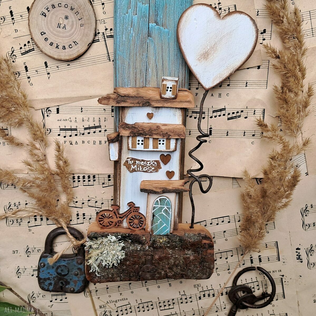Rustykalny wieszak z białym domkiem i sercem - handmade do przedpokoju
