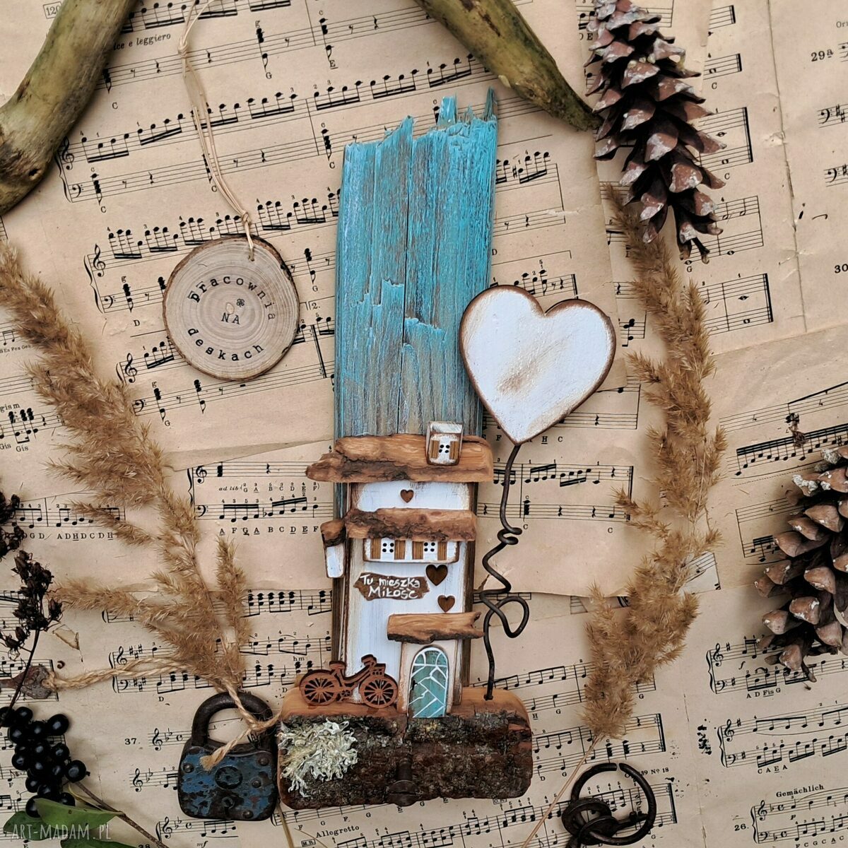 Rustykalny wieszak z białym domkiem i sercem - handmade do przedpokoju