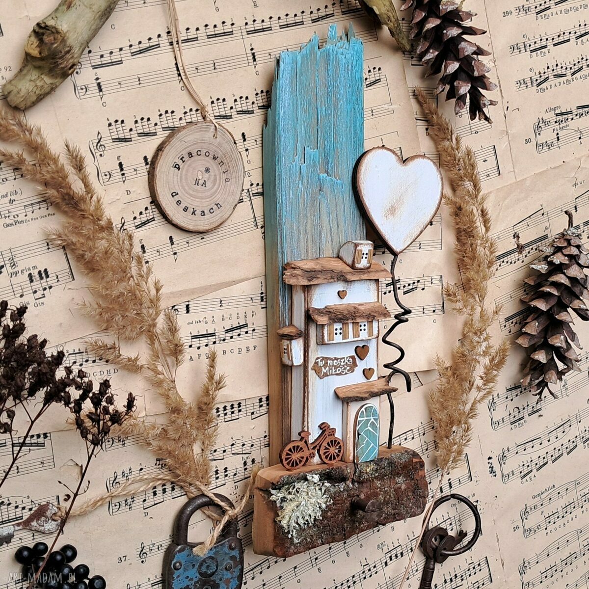 Rustykalny wieszak z białym domkiem i sercem - handmade do przedpokoju