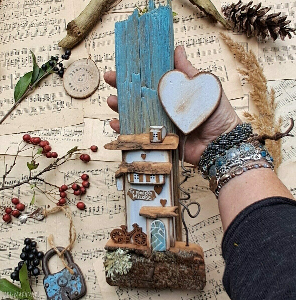Rustykalny wieszak z białym domkiem i sercem - handmade do przedpokoju