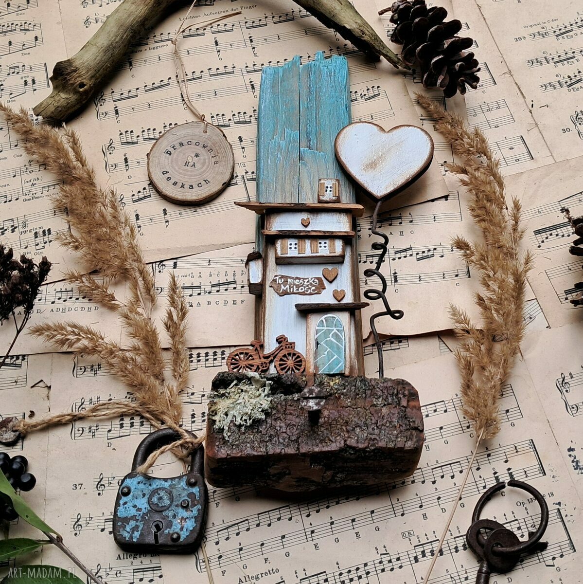 Rustykalny wieszak z białym domkiem i sercem - handmade do przedpokoju