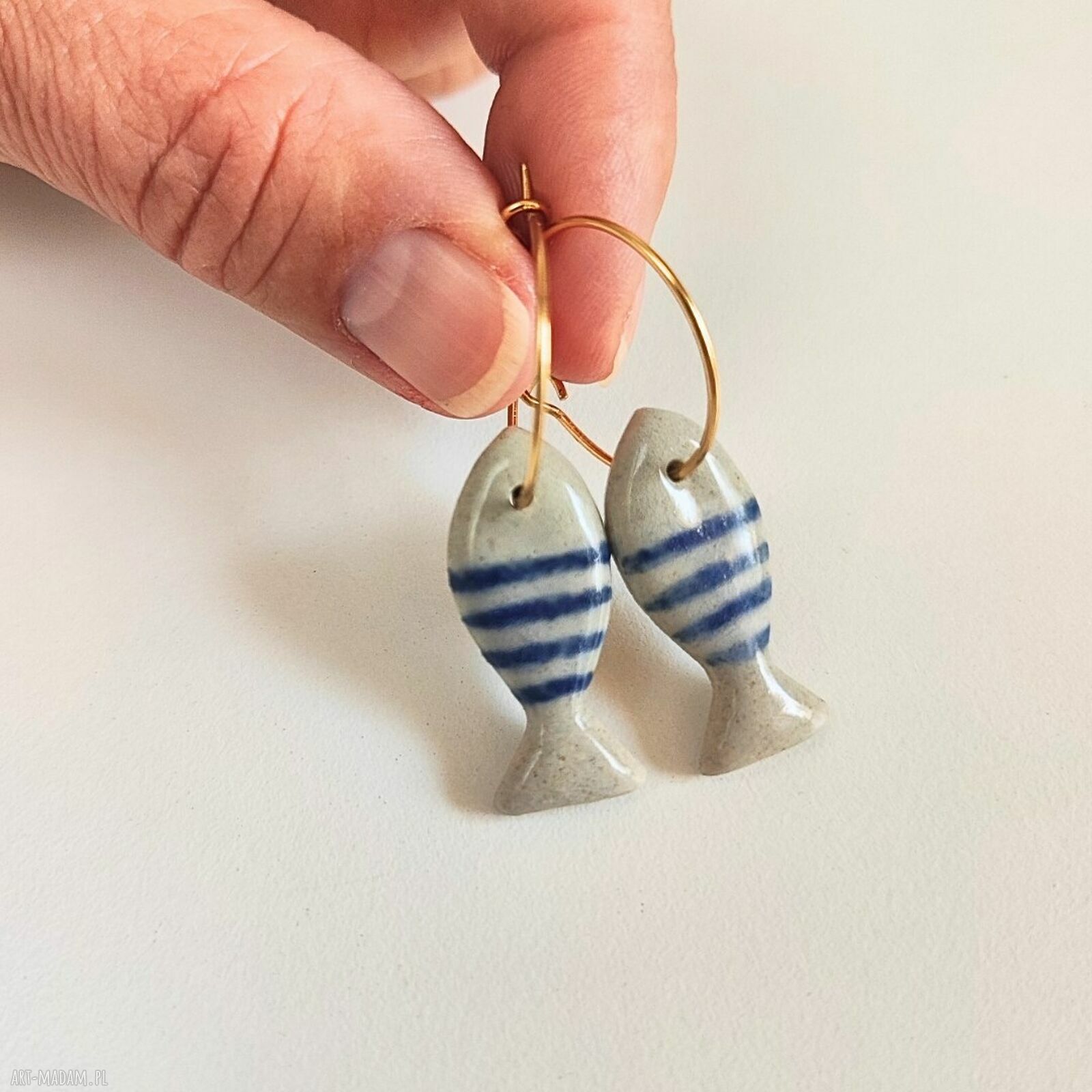 Ceramiczne kolczyki rybki w marynarskim stylu