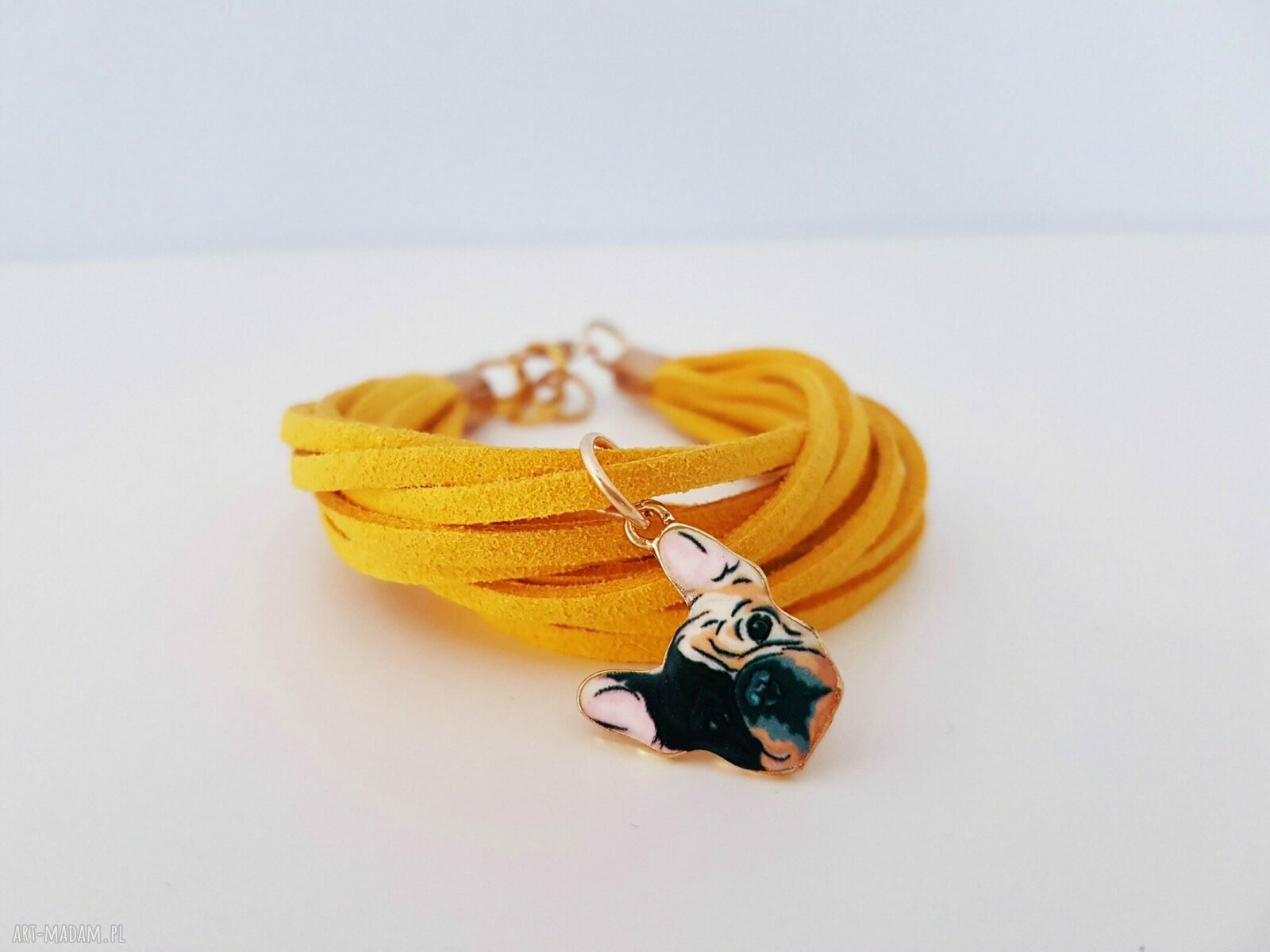 Buldożek bulldog bransoletka rzemyk żółta zamszowa obwód 15cm