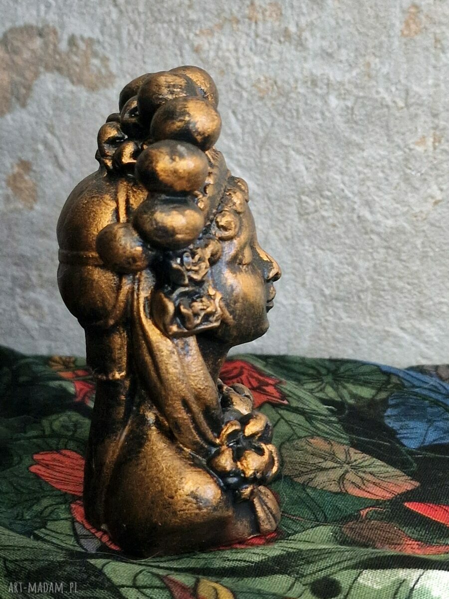 Rzeźba Bogini z pióropuszem - figurka z gipsu handmade 9 cm